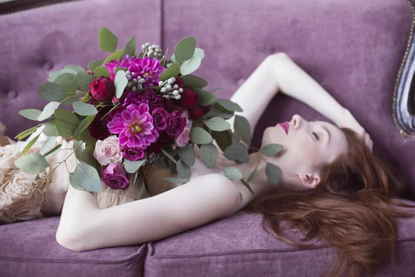 Mariée de luxe dans une robe rose avec un bouquet de mariage dans le vin — Photo