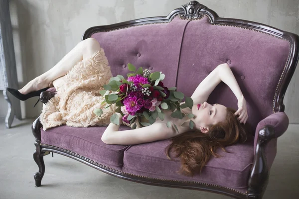 Luxusbraut im rosa Kleid mit einem Brautstrauß im Wein — Stockfoto