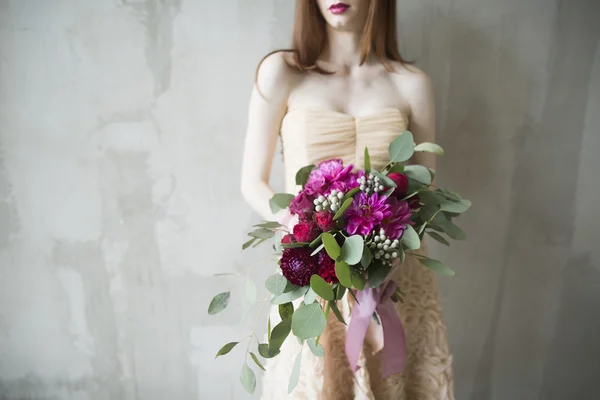 Sposa di lusso in un abito rosa con un bouquet da sposa nel vino — Foto Stock