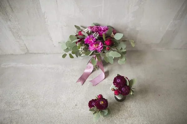 Bouquet da sposa con colori rosso e bordeaux — Foto Stock