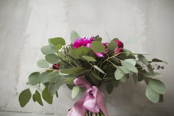 Ramo de novia con colores rojo y burdeos — Foto de Stock