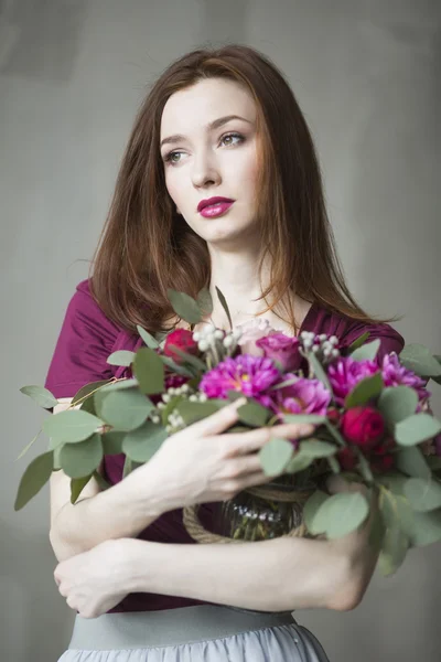 Luxusbraut im rosa Kleid mit einem Brautstrauß im Wein — Stockfoto