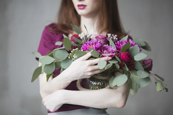 Luxusbraut im rosa Kleid mit einem Brautstrauß im Wein — Stockfoto