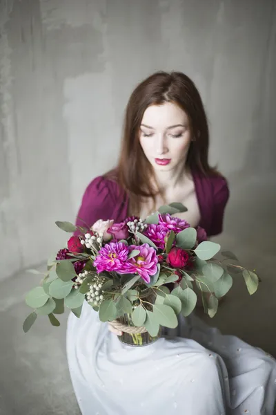 Sposa di lusso in un abito rosa con un bouquet da sposa nel vino — Foto Stock