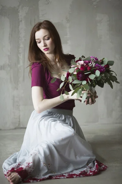 Sposa di lusso in un abito rosa con un bouquet da sposa nel vino — Foto Stock