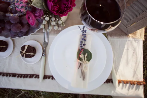 Table de mariage décorée dans le parc — Photo