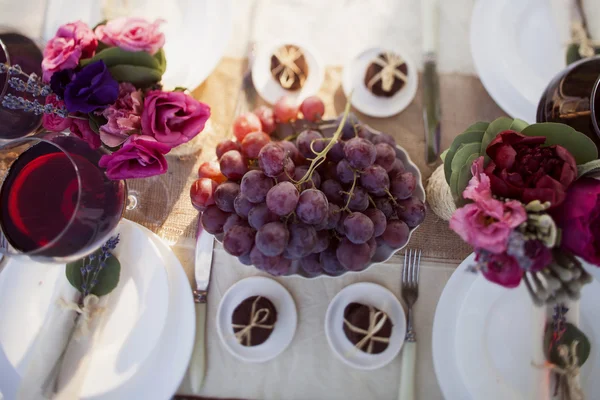 Decorated wedding table in the park — Stock Photo, Image