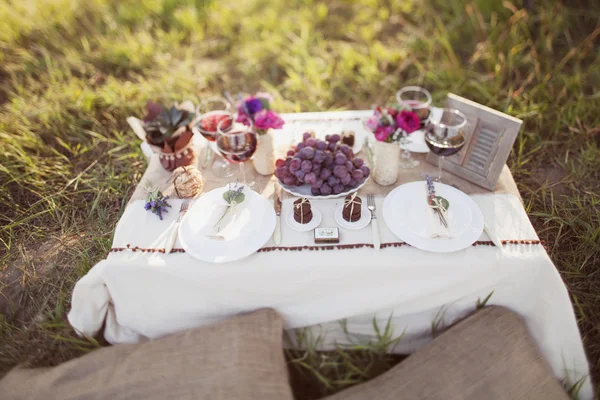 Decorated wedding table in the park — Stock Photo, Image