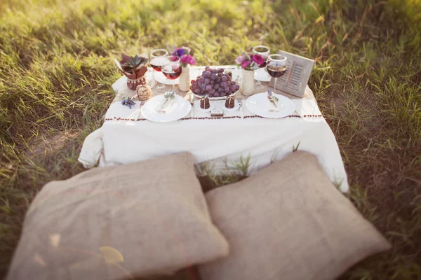 Mesa de boda decorada en el parque —  Fotos de Stock