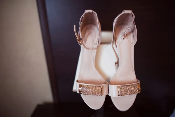 Золотые свадебные туфли — стоковое фото