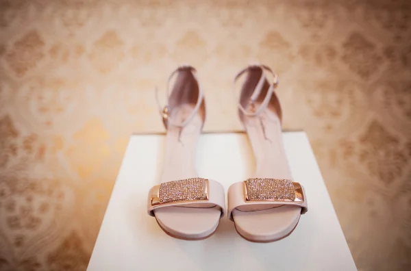 Gold bridal shoes — Stock Photo, Image