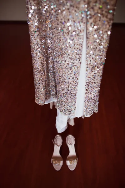 Scarpe argento e abito da sposa — Foto Stock