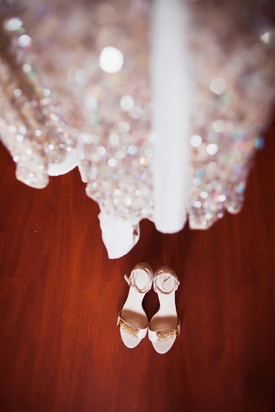Stříbrné boty a svatební šaty — Stock fotografie