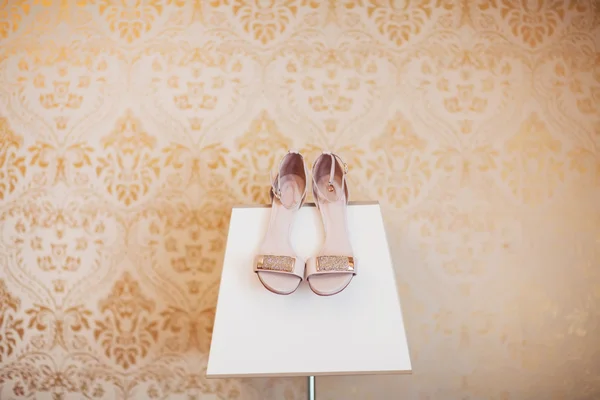 Gold bridal shoes — Stock Photo, Image