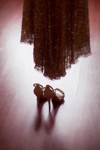 Srebrne buty i suknia ślubna — Zdjęcie stockowe