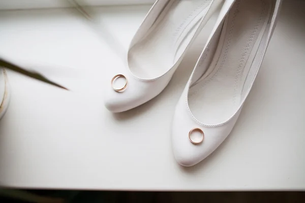 Anéis de casamento, sapatos de noiva — Fotografia de Stock