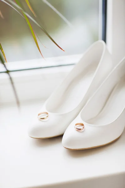 Anillos de boda, zapatos de novia — Foto de Stock