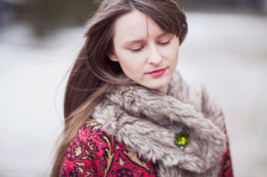 Kışın kürk şapka parkta güzel bir kız