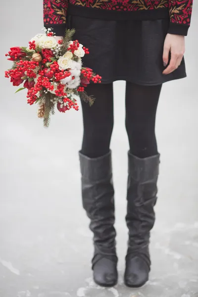 Beautiful girl in the park in winter,  with a bouquet of red flo — Stock Photo, Image