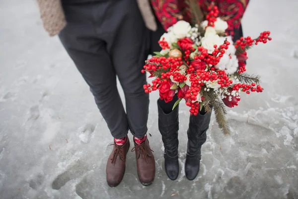 Belle fille dans le parc en hiver, avec un bouquet de rouge flo — Photo