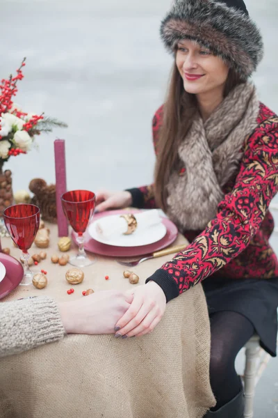 Hermosa chica en el parque en invierno, en una gorra de piel en un romántico — Foto de Stock