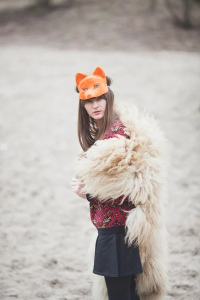 Mulher em máscara de uma raposa, no parque — Fotografia de Stock