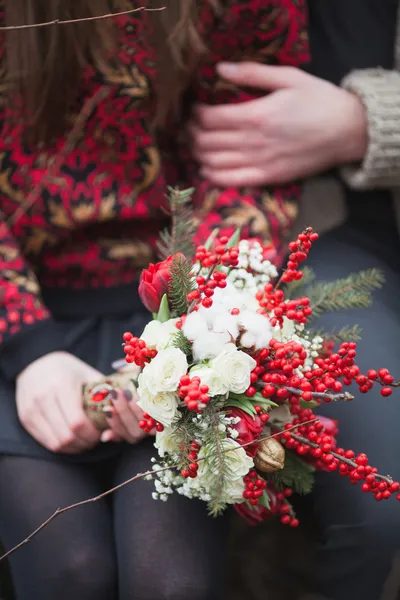 Femme et homme dans le parc en hiver avec un bouquet de fleurs rouges Images De Stock Libres De Droits