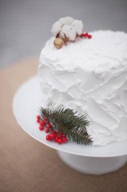 köknar ve kırmızı meyve sapı ile beyaz düğün pastası