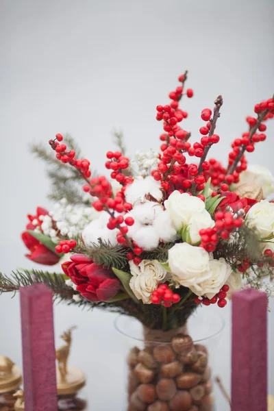 Winterhochzeitsstrauß mit Tannenzapfen und roten und weißen Blumen — Stockfoto