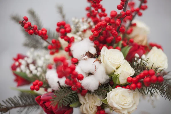 Bouquet de mariage d'hiver avec cônes de pin et fleurs rouges et blanches — Photo