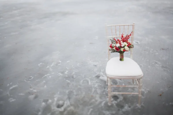 Çam kozalakları ile kış düğün buketi ve kırmızı ve beyaz çiçekler — Stok fotoğraf