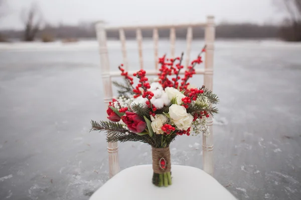 Зимовий весільний букет з сосновими шишками та червоними та білими квітами — стокове фото