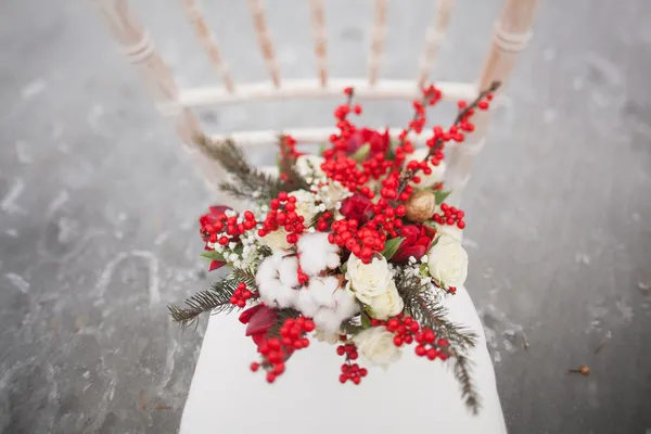 Winter wedding bouquet with pine cones and red and white flowers — Stock Photo, Image
