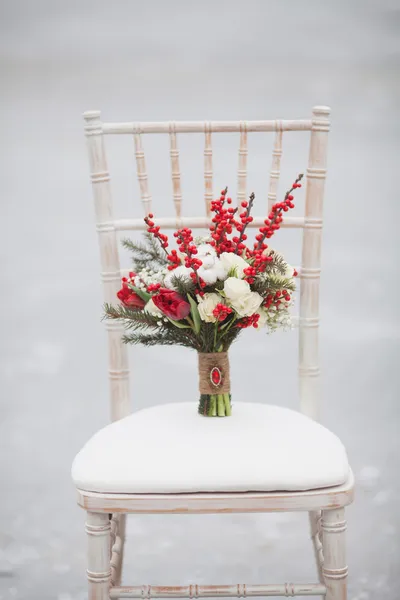 Zimní svatební kytice s šišky a červené a bílé květiny — Stock fotografie
