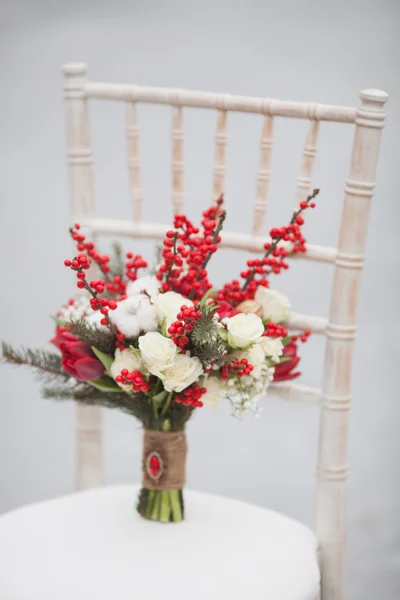 Vinter bröllop bukett med kottar och röda och vita blommor — Stockfoto