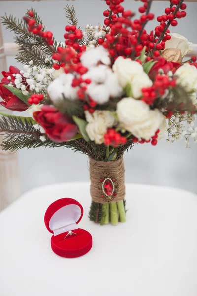 Téli menyasszonyi csokor fenyőtobozok, és a vörös és fehér virágok — Stock Fotó