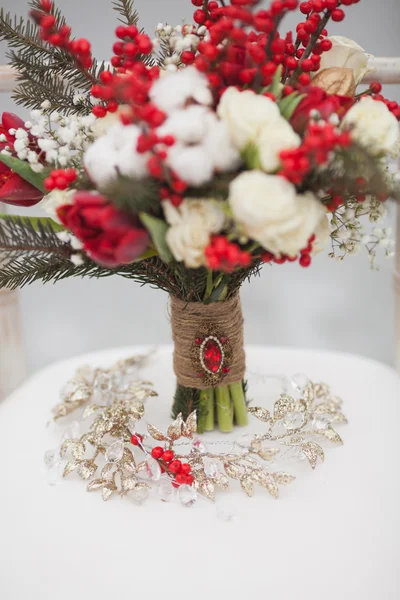 冬季婚礼花束与松果和红色和白色的花朵 — 图库照片