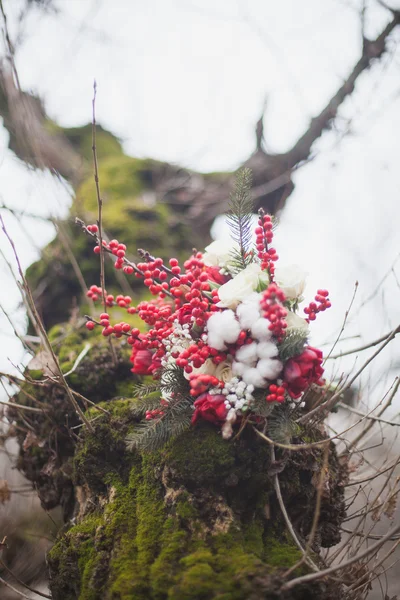 マツ円錐形で冬の結婚式の花束と赤と白の花 — ストック写真