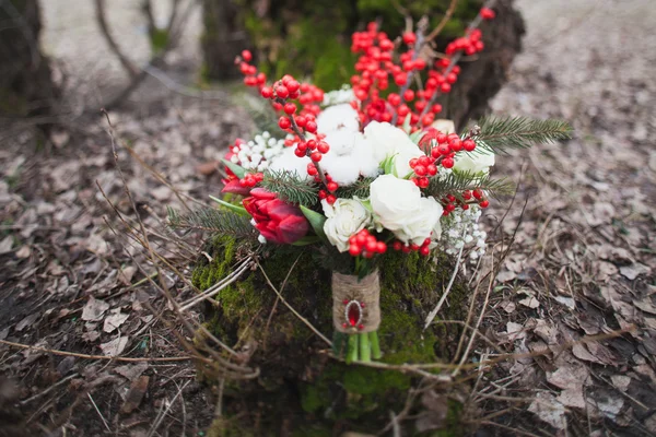 Winter bruiloft boeket met denneappels en rode en witte bloemen — Stockfoto