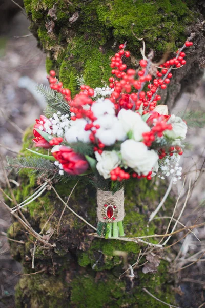 Ramo de boda de invierno con conos de pino y flores rojas y blancas — Foto de Stock