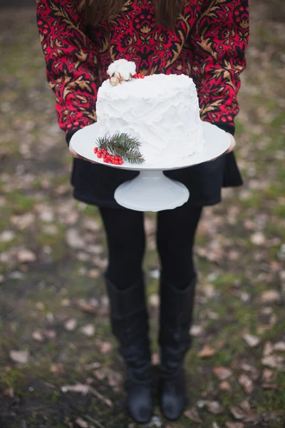 Vit bröllopstårta med en kvist av Gran och röda bär — Stockfoto