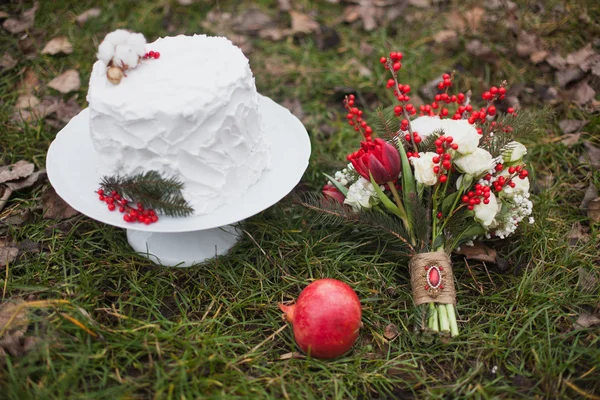 Wedding cake and bouquet — Stock Photo, Image