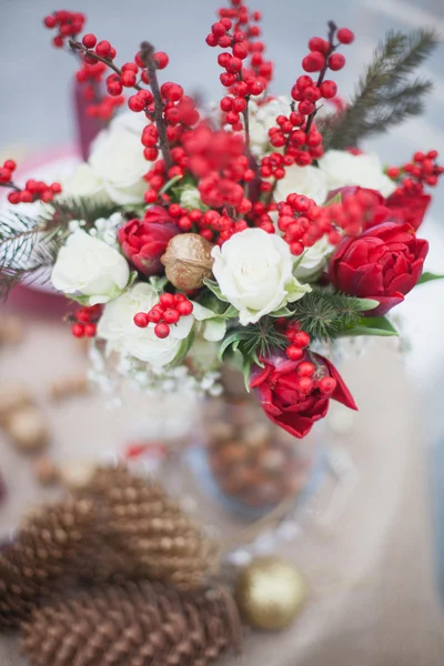 Bouquet da sposa invernale con pigne e fiori rossi e bianchi Foto Stock