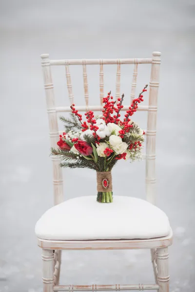 Ramo de boda de invierno con conos de pino y flores rojas y blancas Imágenes de stock libres de derechos