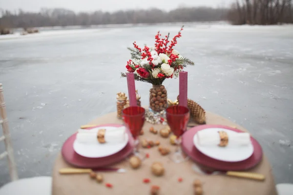 Kerstversiering, bruiloft tabel in het park — Stockfoto