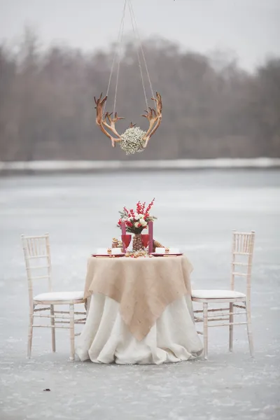 Decoraciones navideñas, mesa de bodas en el parque, con antl de ciervo — Foto de Stock