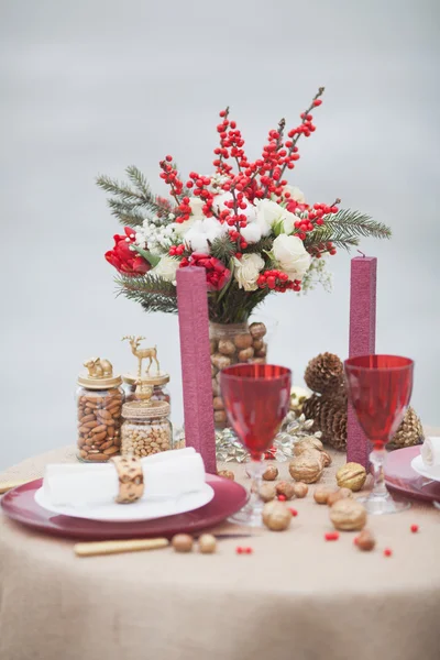 Kerstversiering, bruiloft tabel in het park — Stockfoto