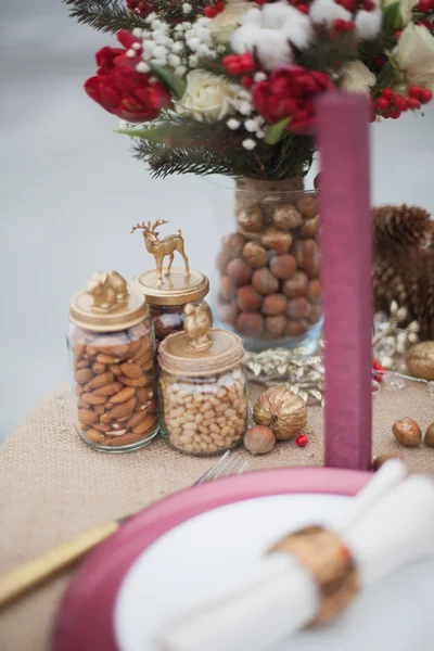 Decoraciones de Navidad, mesa de bodas en el parque — Foto de Stock