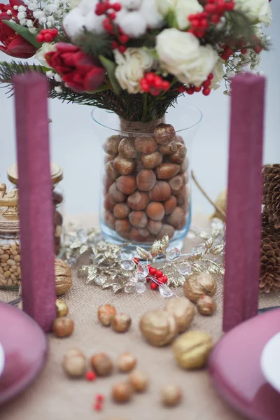 結婚式のテーブルは公園でクリスマスの装飾 — ストック写真