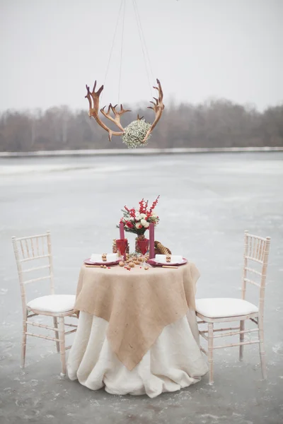 Decorações de Natal, mesa de casamento no parque, com antl de veado Imagens Royalty-Free